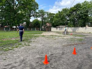 Policjant egzaminuje na kartę rowerową