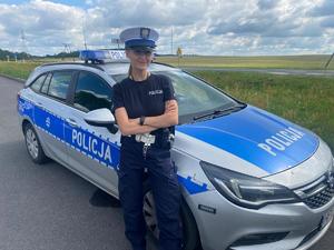 Policjantka przy radiowozie