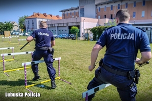 Policjanci biegnący po torze