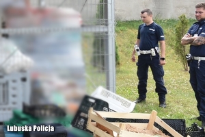 Policjanci przy magazynku