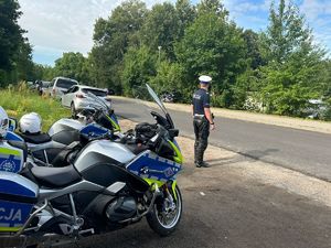 Motocykle policji i w tle pomiar prędkości przez policjanta