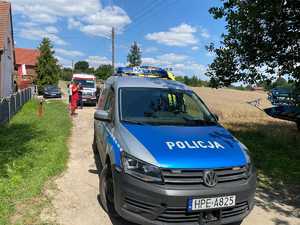 służby przy miejscu zaginięcia, policjanci, strażacy, pojazdy