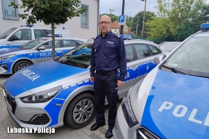 Policjant przy radiowozach