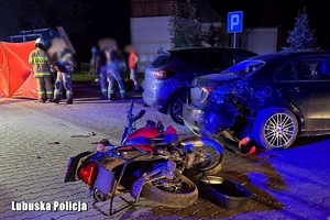 Rozbity motocykl leżący na ulicy