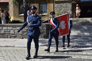 Sztandar wychodzący z kościoła