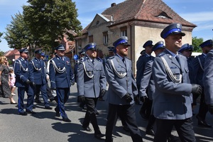 Policjanci w przemarszu