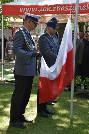 Poczet flagowy wiesza flagę