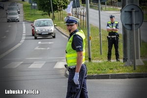 Policjant kierujący ruchem drogowym