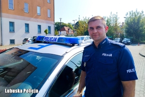 Policjant przy radiowozie