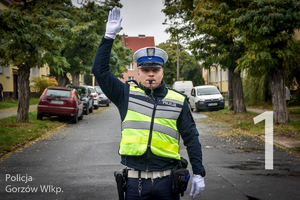 Policjant ruchu drogowego z podniesiona ręką