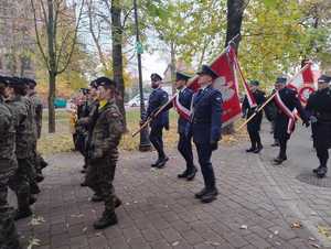 Policjanci w przemarszu, komendanci, poczet flagowy oraz pomnik