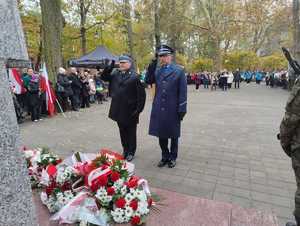 Policjanci w przemarszu, komendanci, poczet flagowy oraz pomnik