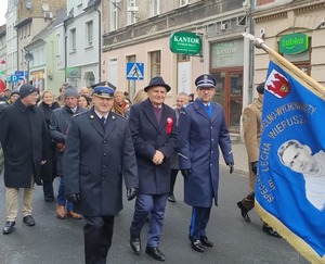 Policjanci w przemarszu, komendanci, poczet flagowy oraz pomnik