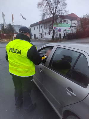 Policjant na drodze zatrzymuje do kontroli, towarzyszy mu członek komisji