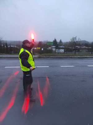 Policjant na drodze zatrzymuje do kontroli, towarzyszy mu członek komisji