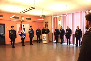 Sala z policjantami i sztandarem