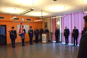 Sala uroczystości z policjantami i sztandarem