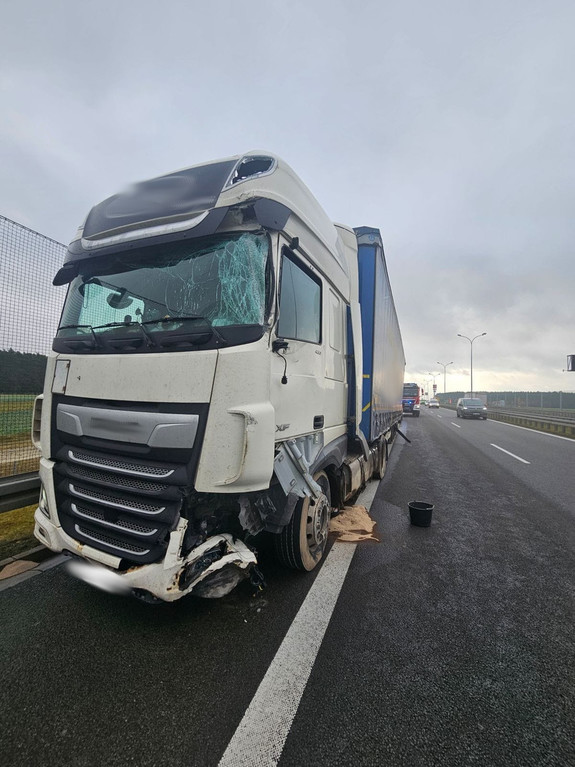 Ciężarówką, pod wpływem alkoholu uderzył w bariery na ekspresowce