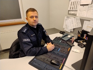 Policjant przy biurku