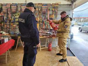 Policjanci i strażacy kontrolują punkty sprzedaży fajerwerków