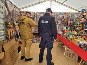 Policjanci i strażacy kontrolują punkty sprzedaży fajerwerków