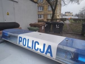 śmietniki na tle sygnałów z napisem policja