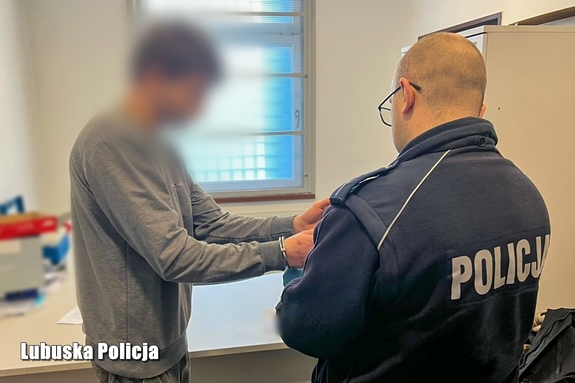 Napadli na młodych mężczyzn – policjanci zatrzymali dwóch podejrzanych