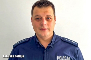 policjant w mundurze