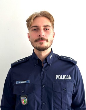 Policjant od pasa w górę