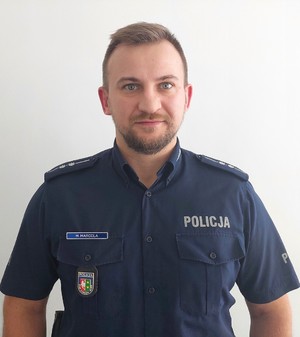 Policjanci widziani od pasa w góre