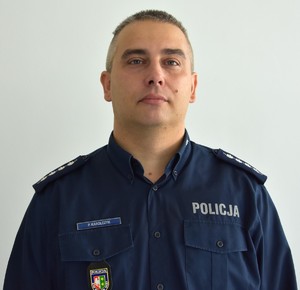 Policjant widziany od pasa w góre