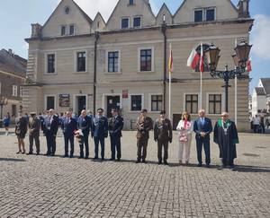 Uroczystości 3 majowe, poczet sztandarowy, przemarsz, składanie kwiatów pod pomnikiem oraz zabezpieczenie trasy przemarszu