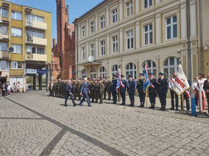 Uroczystości 3 majowe, poczet sztandarowy, przemarsz, składanie kwiatów pod pomnikiem oraz zabezpieczenie trasy przemarszu