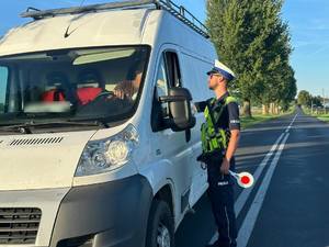 Policjant kontroluje trzeźwość