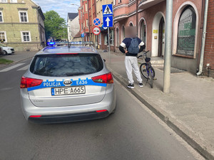 radiowóz i policjanci przy rowerzyście