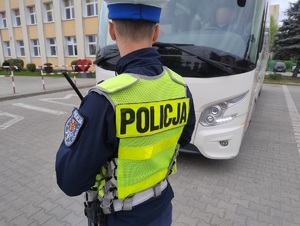 Policjanci sprawdzają stan techniczny świateł, opon, wycieków w autokarze