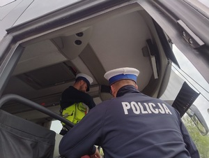 Policjanci sprawdzają stan techniczny świateł, opon, wycieków w autokarze