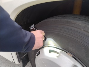 Policjanci sprawdzają stan techniczny świateł, opon, wycieków w autokarze