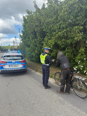 Policjanci kontrolują rowery
