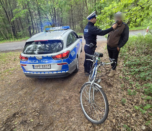 Policjanci kontrolują rowery