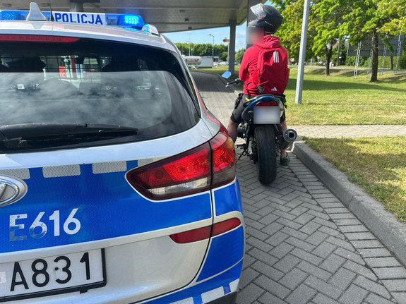 Policjanci kontrolują motocykl