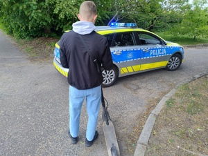 Policjanci kontrolują hulajnogi