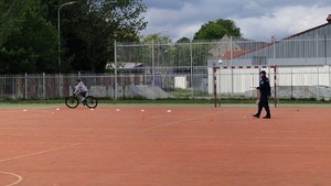 Policjant przeprowadza egzaminy na kartę rowerową