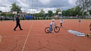 Policjant egzaminuje karte rowerowa