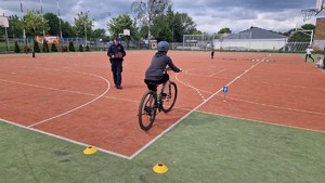 Policjant egzaminuje karte rowerowa