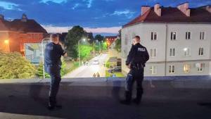 Policjanci z góry obserwują teren imprezy masowej