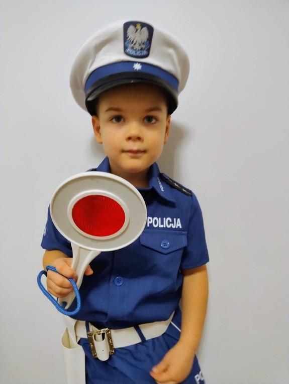 Dziecko w stroju policjanta