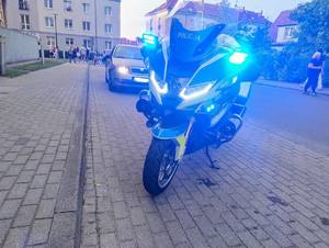 motocykle policyjne, pomiędzy pojazd osobowy