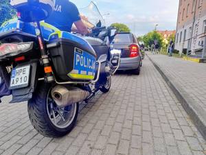 motocykle policyjne, pomiędzy pojazd osobowy