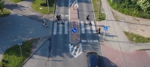 Policjanci, hulajnogi, radiowóz i hulajnoga, widok z góry na hulajnogi